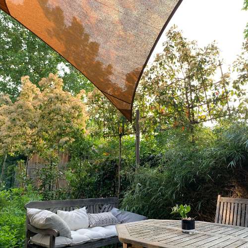 Voile d'ombrage triangulaire ajourée sur mesure sable pour terrasse