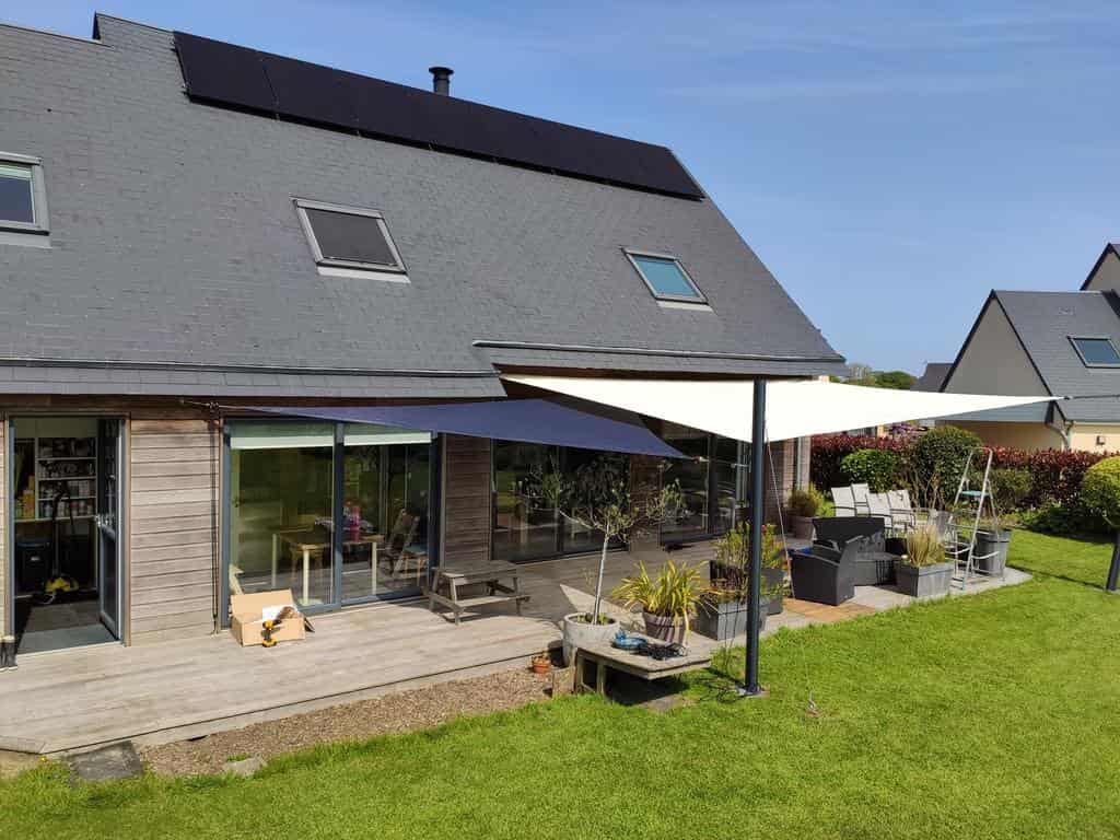 voile ombrage ajourée sur terrasse avec piquet pour voile d'ombrage