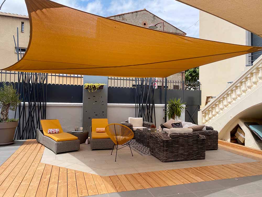 Toile d'ombrage à enrouleur ajourée à protection solaire pour terrasse